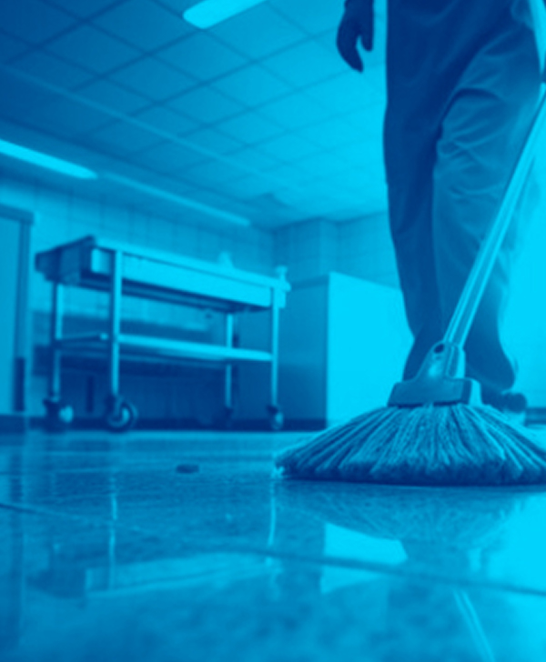 Limpando o piso de um hospital